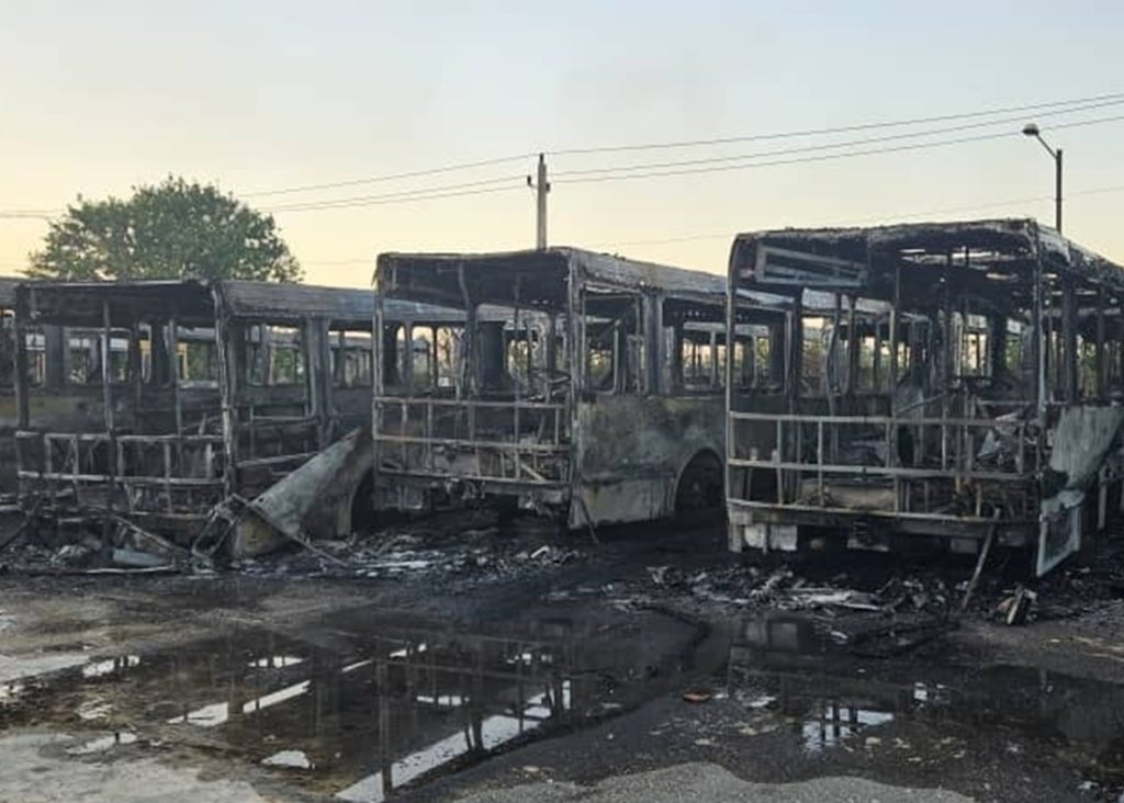 The fires in Cuba follow: several “low” buses are burned at a base of Havana