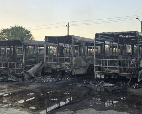 The fires in Cuba follow: several “low” buses are burned at a base of Havana