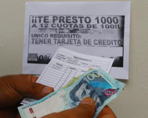 There are 18 applications that give informal loans