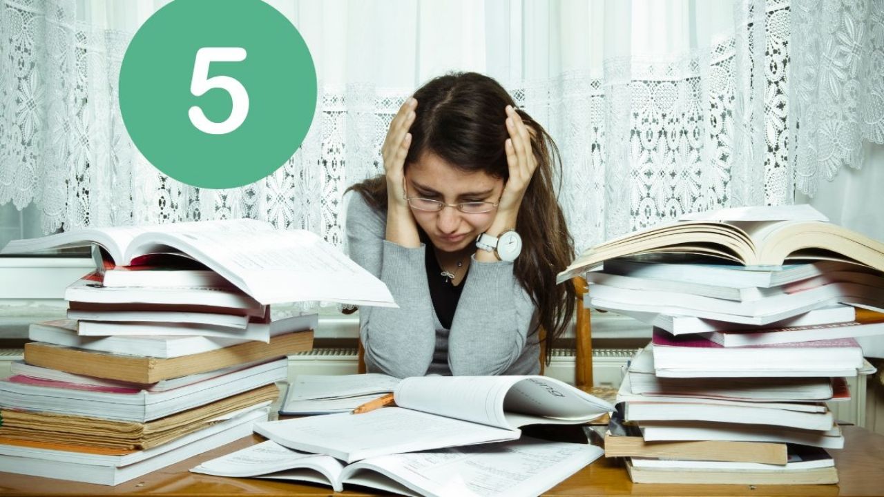 These are the 5 university careers that stress the most in Chile, according to the University of Oxford