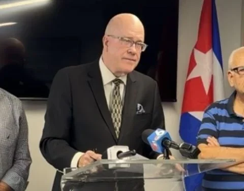 Orlando Gutiérrez-Boronat (al centro), líder de la Asamblea de la Resistencia Cubana, en conferencia de prensa este jueves