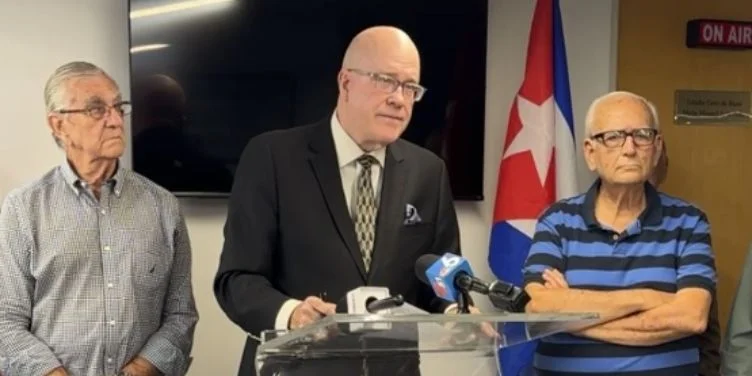 Orlando Gutiérrez-Boronat (al centro), líder de la Asamblea de la Resistencia Cubana, en conferencia de prensa este jueves