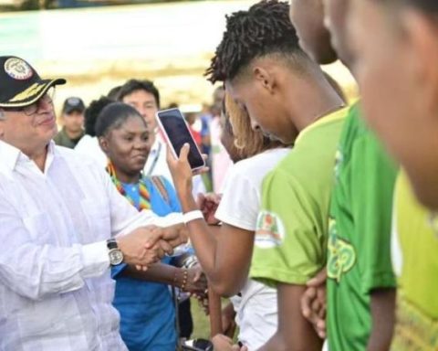 They denounce alleged irregularities in program 'Young in peace'