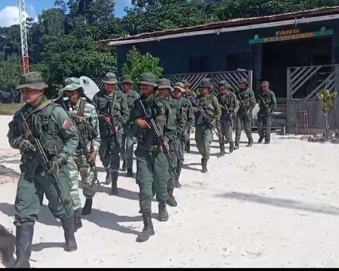 They destroy camp in Yapacana Park