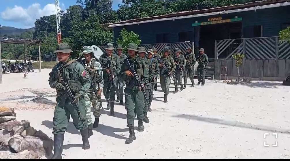 They destroy camp in Yapacana Park