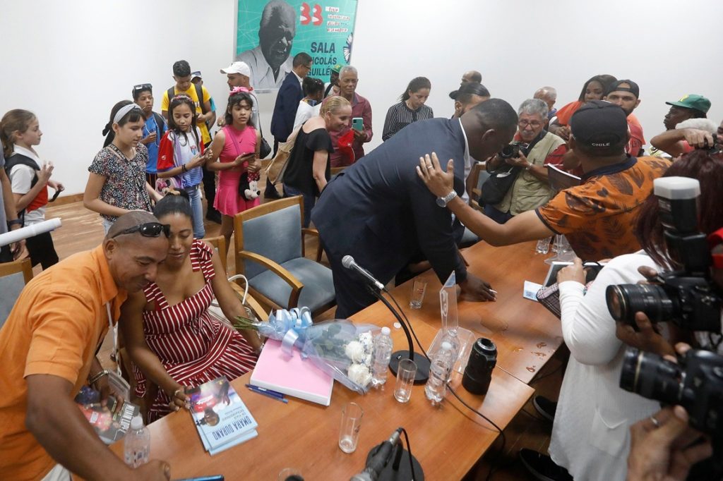 They present books about Mikaín López and Omara Durand at Havana Fair