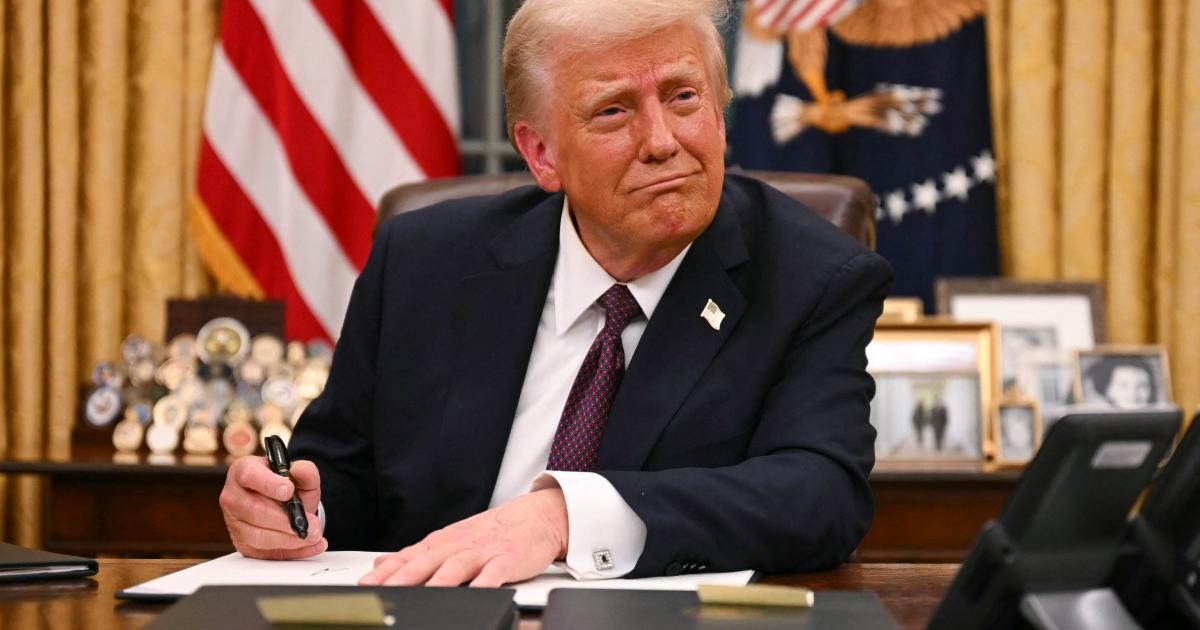 Trump hardens policies against Latin and Ukrainian migrants after a month of mandate