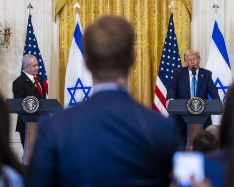 Trump states that the US will take control of Gaza and Hamas warns that "the region would catch fire"