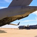 Aviones militares en que son trasladados a la Base naval de Guantánamo los migrantes indocumentados