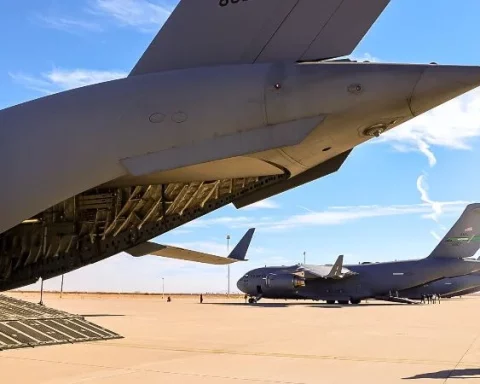 Aviones militares en que son trasladados a la Base naval de Guantánamo los migrantes indocumentados