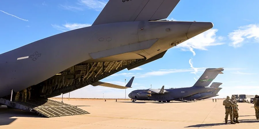 Aviones militares en que son trasladados a la Base naval de Guantánamo los migrantes indocumentados