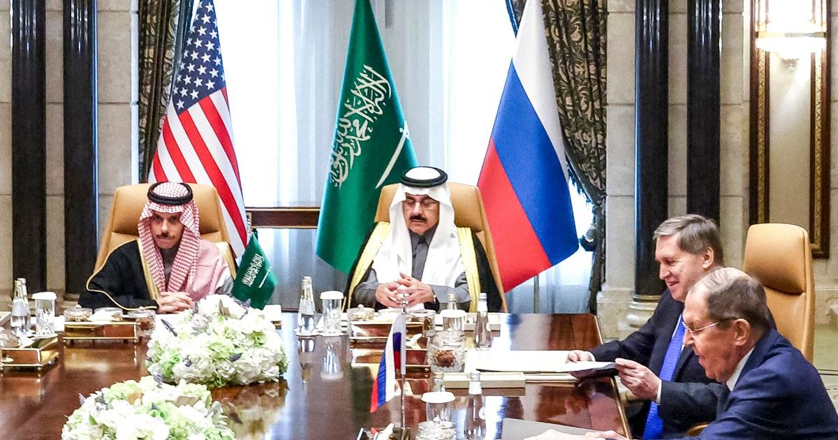 US delegations and Russia meet in Arabia to analyze the end of the war with Ukraine