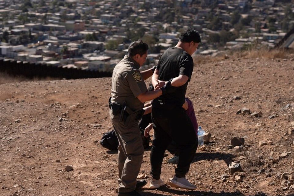 US launches advertising campaign inviting undocumented migrants to "self -portion"