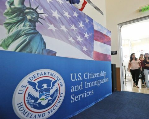 USA puts in "indefinitely" pauses applications for migrants benefiting from Biden programs