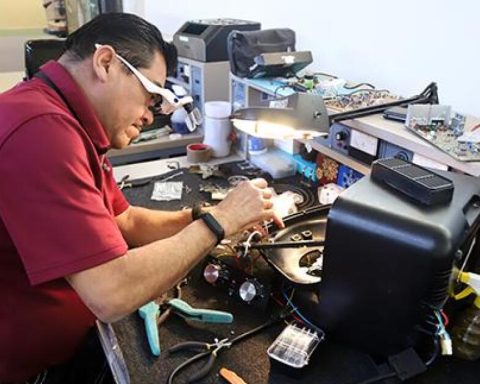 What courses does the IMSS Cecart Training Center offer?