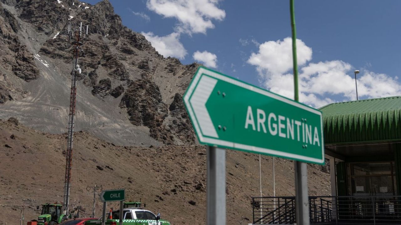 What is the best time to cross from Chile to Argentina, according to National Gendarmerie