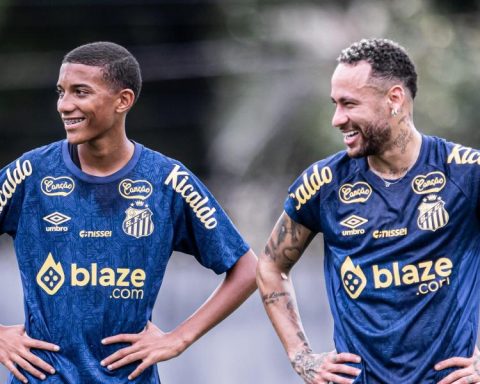 When does Neymar debut with Santos?