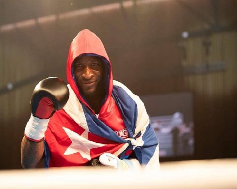 Who is the Cuban boxer who challenges Saúl "Canelo" Álvarez?