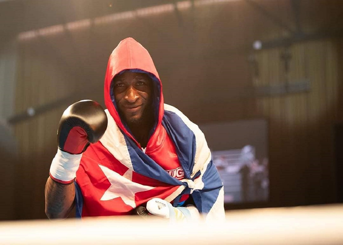 Who is the Cuban boxer who challenges Saúl "Canelo" Álvarez?