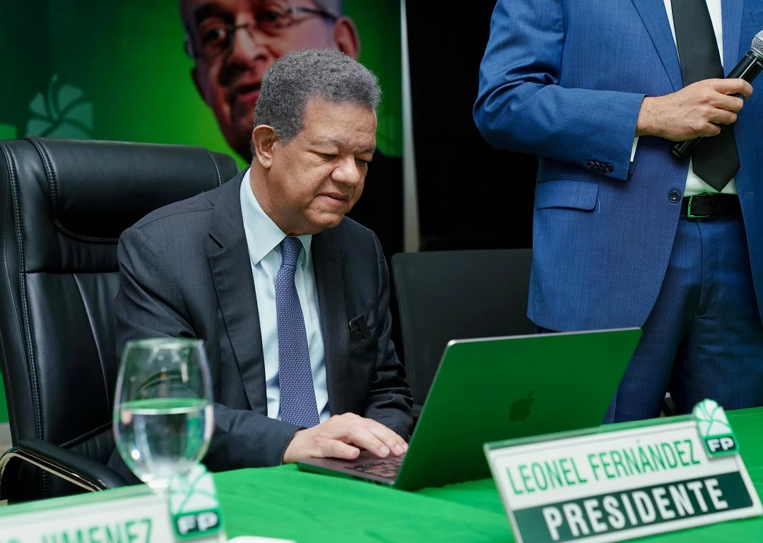 With Leonel Fernández's vote, he begins the voting plenary of the people's force Congress