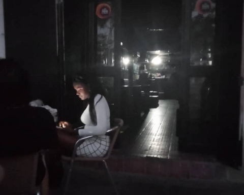 With more than 26 hours in a row without light in Cienfuegos, Cubans fear a new national blackout