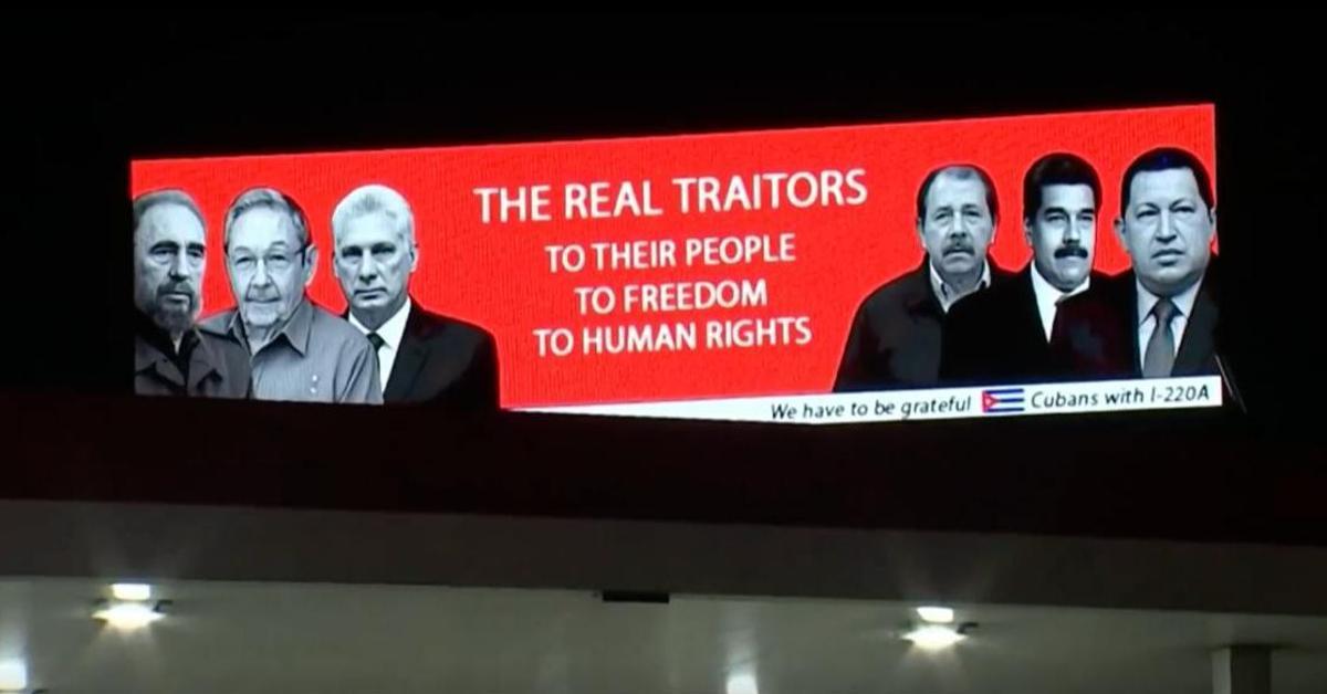 A fence paid by Cubans with I-220a in Miami denounces Fidel Castro and other dictators