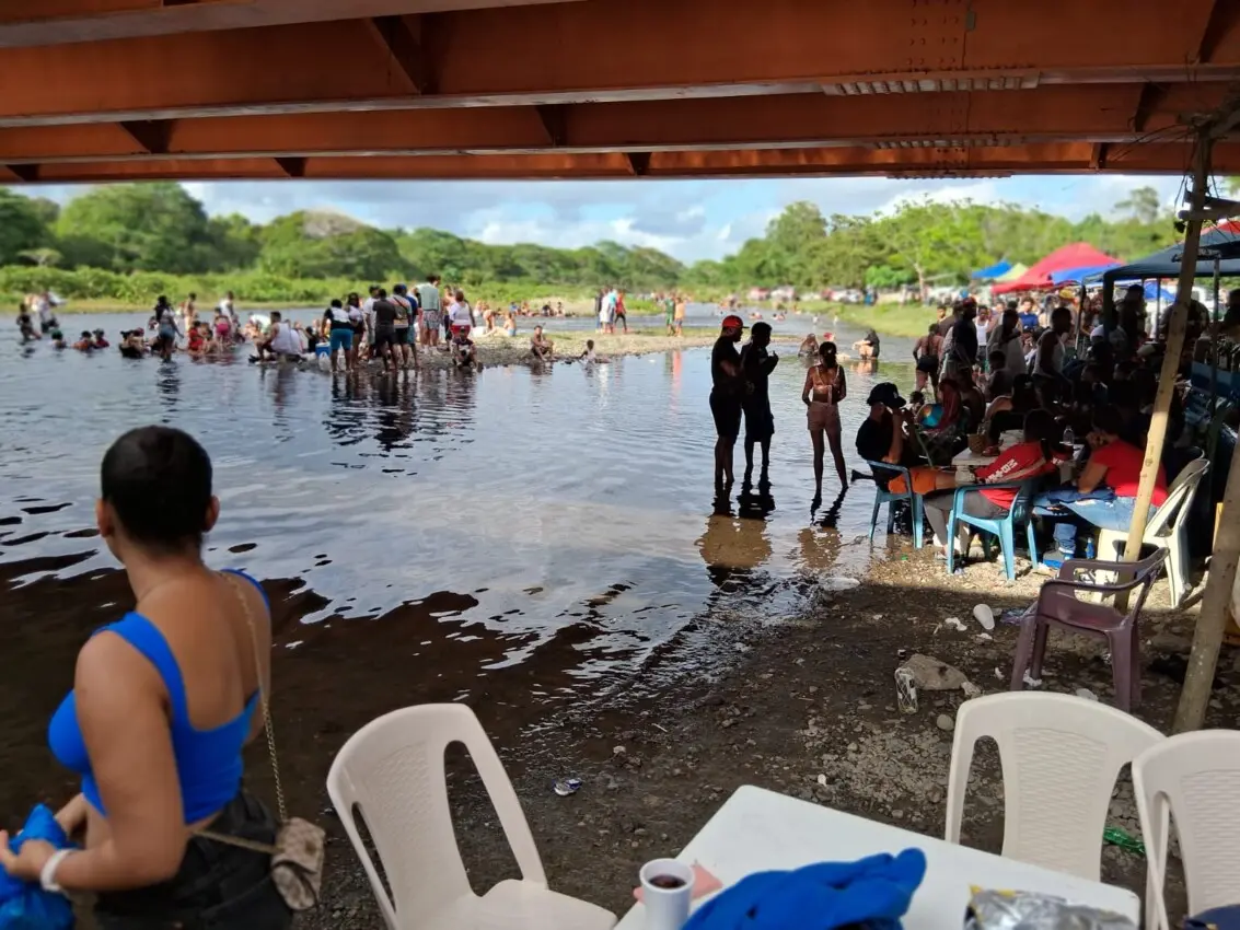 Tras mejorar clima, cotuisanos regresan al río Yuna y otros balnearios”