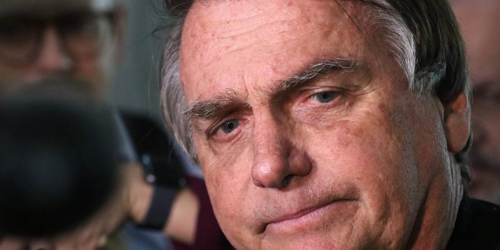After surgery, Bolsonaro follows the ICU without forecast of high