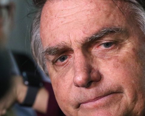 After surgery, Bolsonaro follows the ICU without forecast of high