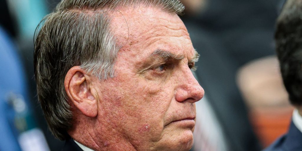 After surgery, Bolsonaro has stable clinical condition, says bulletin
