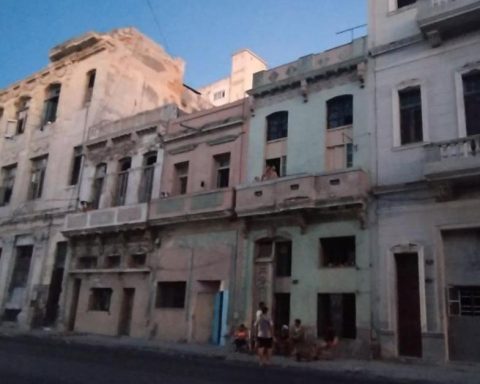 Another day with long blackouts in Cuba: "The Lord had to resurrect in the dark"