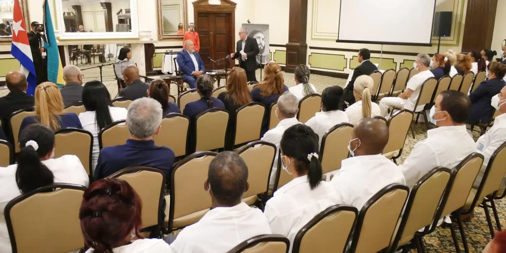 Autoridades del régimen cubano reunidas con la brigada médica de la Isla en Bahamas, en agosto de 2022