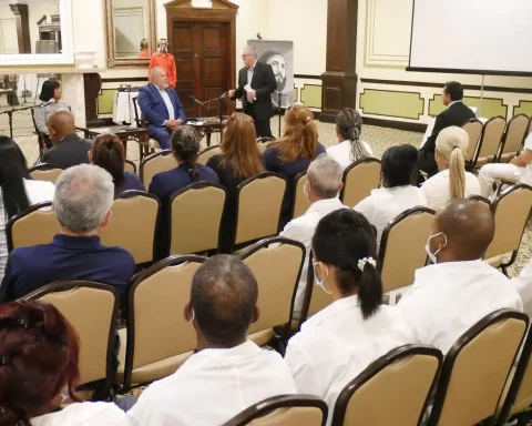 Autoridades del régimen cubano reunidas con la brigada médica de la Isla en Bahamas, en agosto de 2022