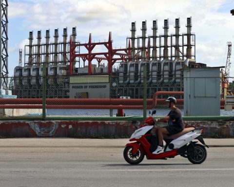 Basins in Cuba: record of 1901 MW and more than one hundred centrals stopped without fuel