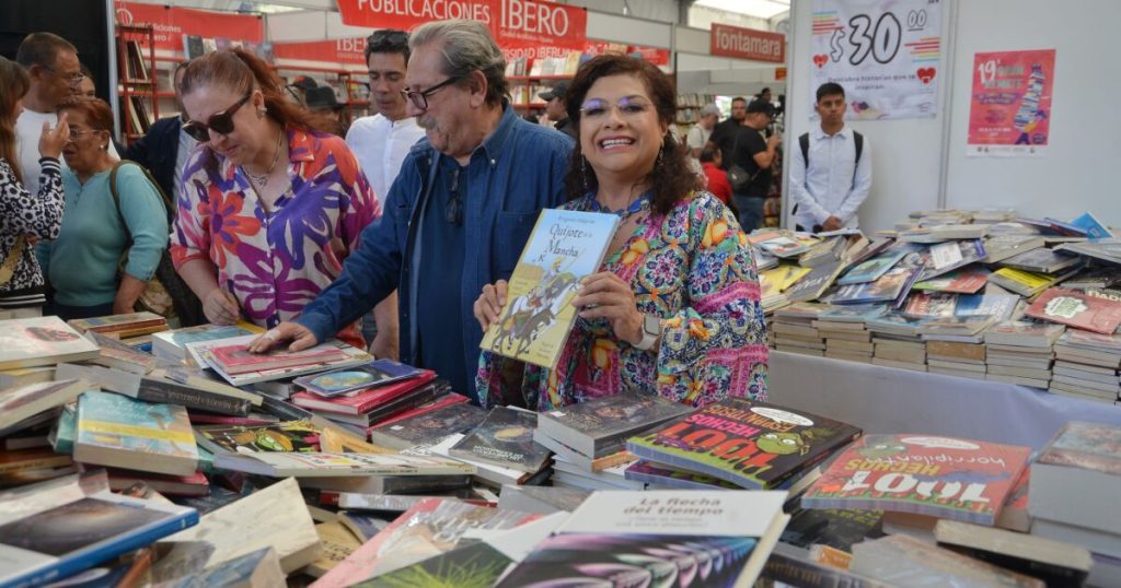 Brugada inaugurates great book auction and announces massive reading in the Zocalo