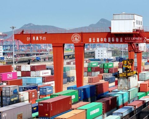 China rises to 125% tariffs on US products