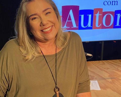 Conversation with the author receives writer Rosiska Darcy de Oliveira