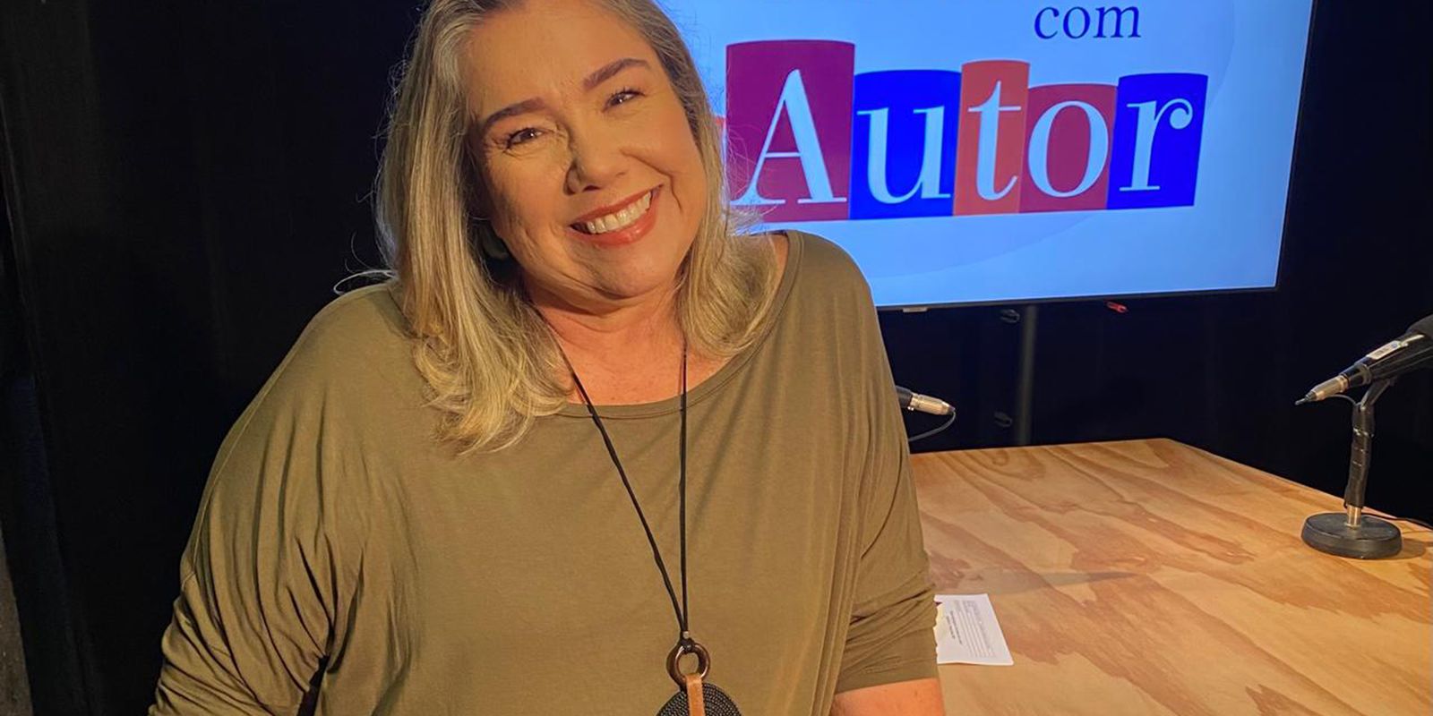 Conversation with the author receives writer Rosiska Darcy de Oliveira