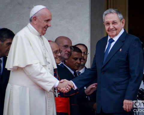 Cuba decrees official duel for the death of the Pope, which moves "deeply" to Raúl Castro