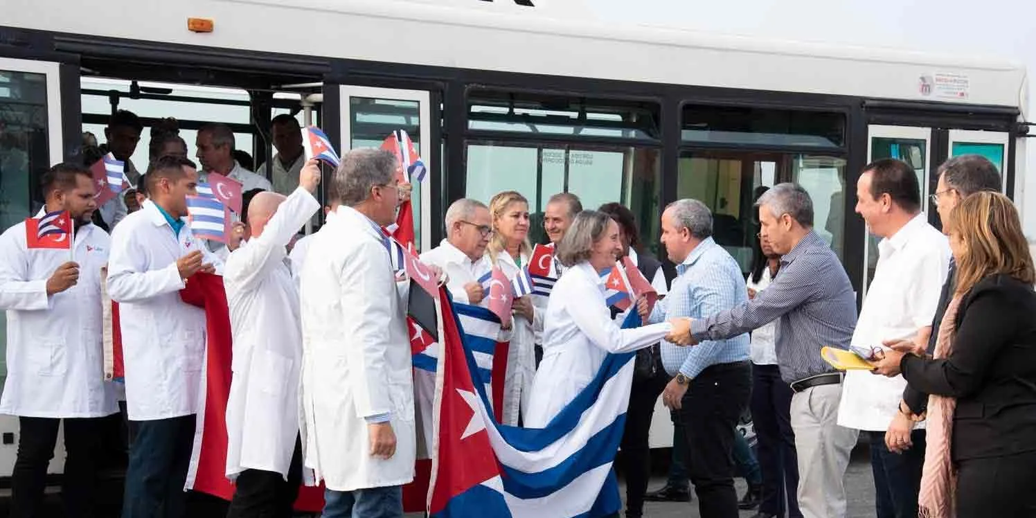 Una brigada médica cubana tras cumplir misión en Turquía, en 2023
