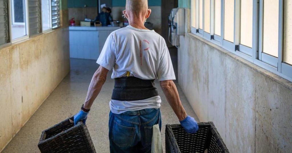 Cuban prisoners work without wages and in bad conditions in a hospital in Matanzas