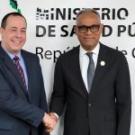Ministro de Salud cubano, José Angel Portal Miranda (izquierda), y el ministro de Salud y Bienestar de Las Bahamas, Dr. Michael Darville (derecha)