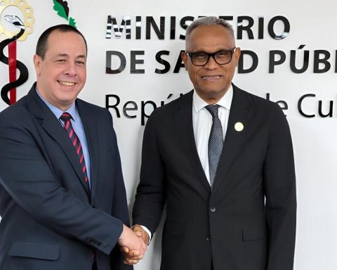 Ministro de Salud cubano, José Angel Portal Miranda (izquierda), y el ministro de Salud y Bienestar de Las Bahamas, Dr. Michael Darville (derecha)