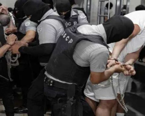 Deported to El Salvador they are detained for a month in the CECOT