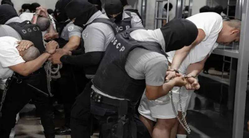 Deported to El Salvador they are detained for a month in the CECOT