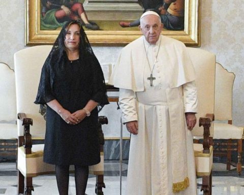 Dina Boluarte asks the Congress for permission to travel to the Vatican and attend the funeral of Pope Francis