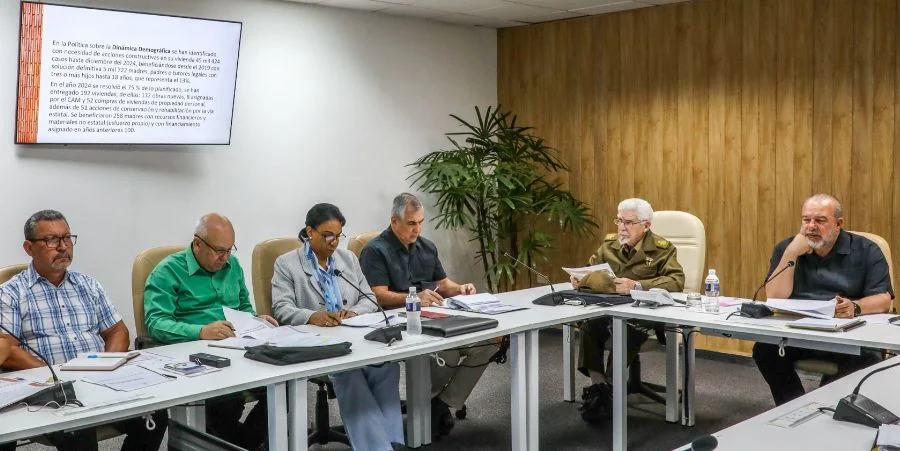Manuel Marrero Cruz (último a la derecha) y otros jerarcas del régimen cubano