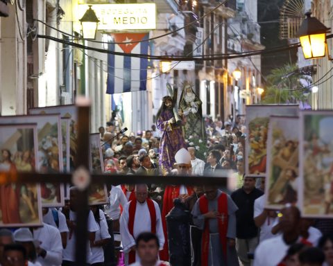 Faithful Catholics travel streets of Havana with the Viacrucis of Good Friday