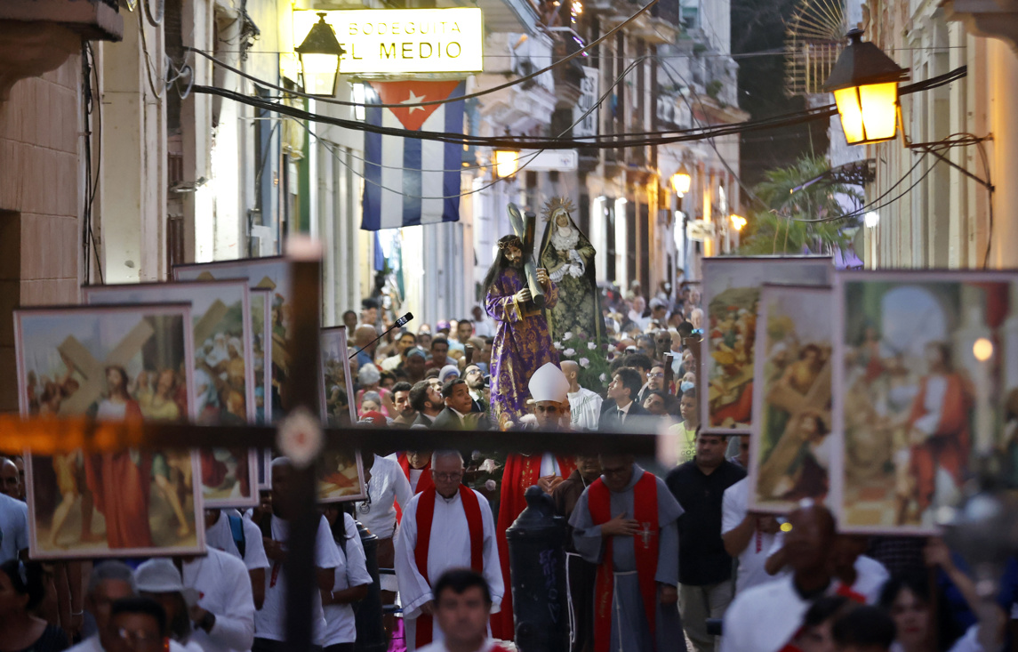 Faithful Catholics travel streets of Havana with the Viacrucis of Good Friday
