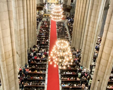 Faithful crowd Cathedral of the Sé in Mass to honor Papa Francisco